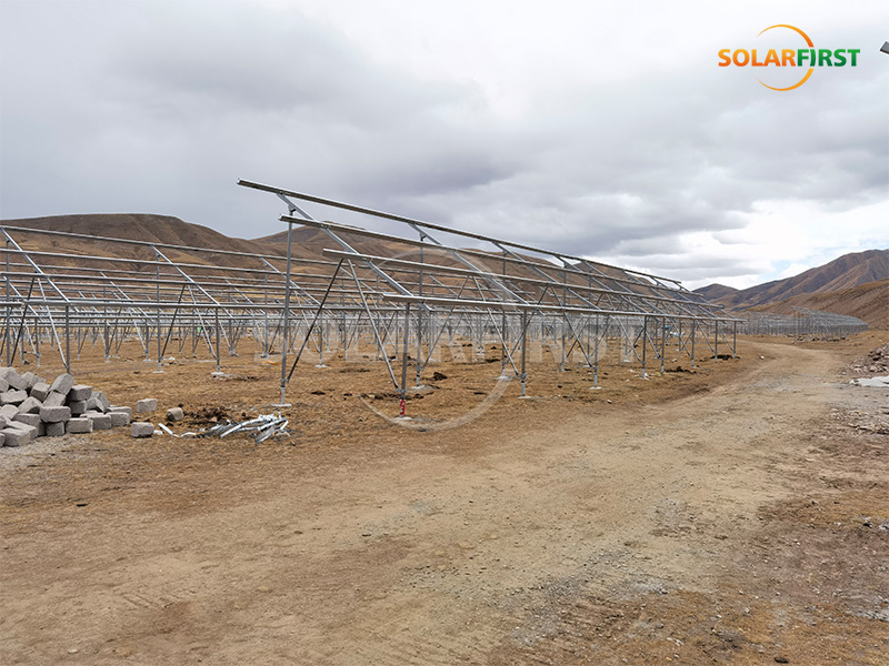 チベットにある60MWpの地上太陽光発電所