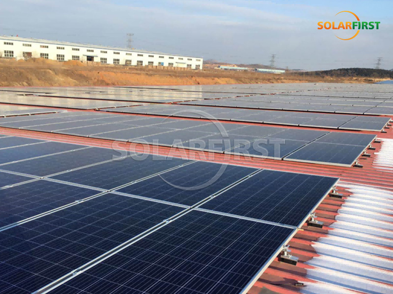 中国にある5.6MWpの太陽光金属屋根発電所