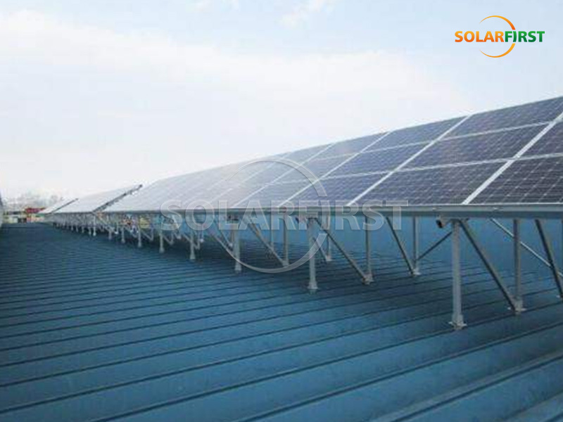 日本にある286kWpの太陽光発電金属屋根発電所