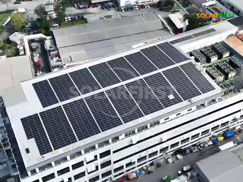 マレーシアにある1.5MWpの太陽光発電金属屋根発電所