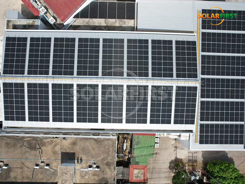 タイにある1MWpソーラーメタルルーフ発電所