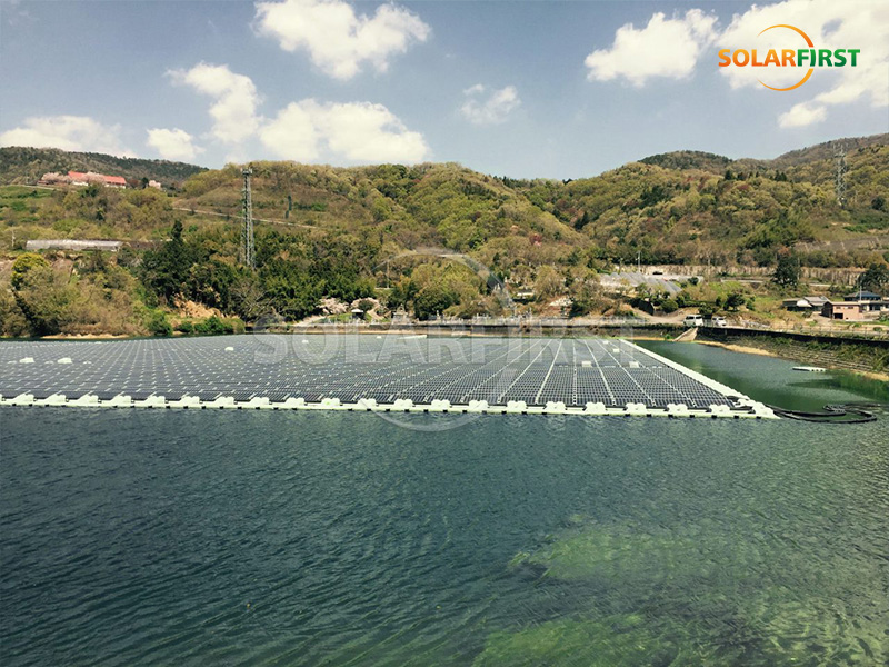 日本の5MWp浮体式太陽光発電所