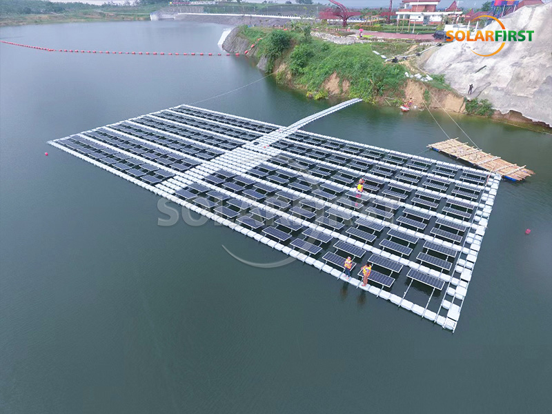 インドネシアの68MWp浮体式太陽光発電所