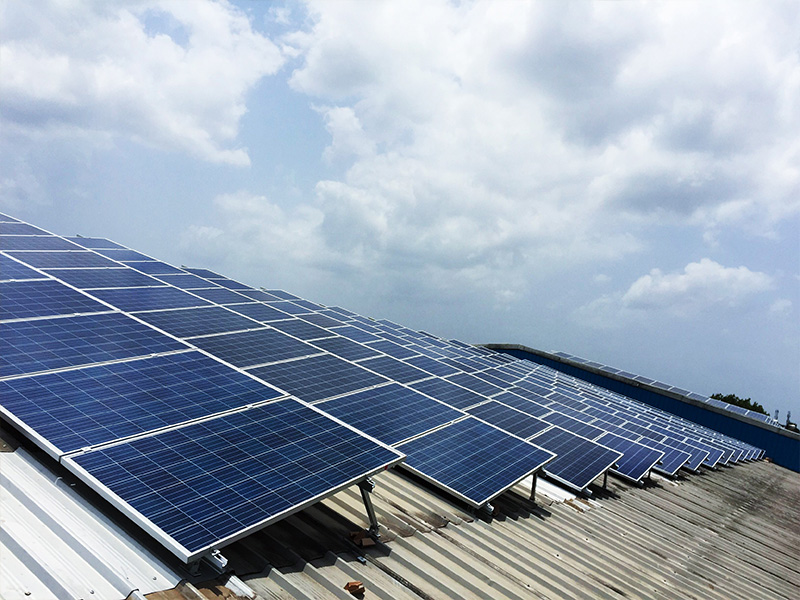 屋根ブラケットシリーズ：最適な太陽光発電設置のための金属製調整脚