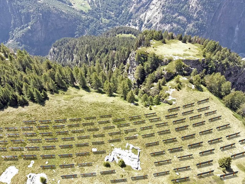 スイスアルプスの太陽光発電拡張計画、論争が続く中で前進
