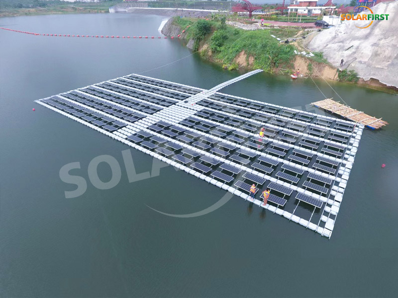68KWp インドネシアの水上太陽光発電プラントプロジェクト